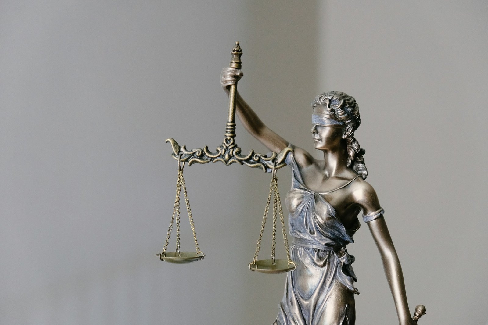 Estátua da deusa da Justiça com a balança, símbolo da advocacia